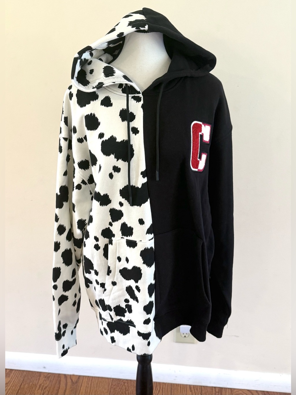 Disney Villains Cruella Hoodie Size Medium